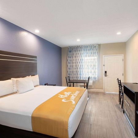 Days Inn & Suites By Wyndham La Porte Εξωτερικό φωτογραφία