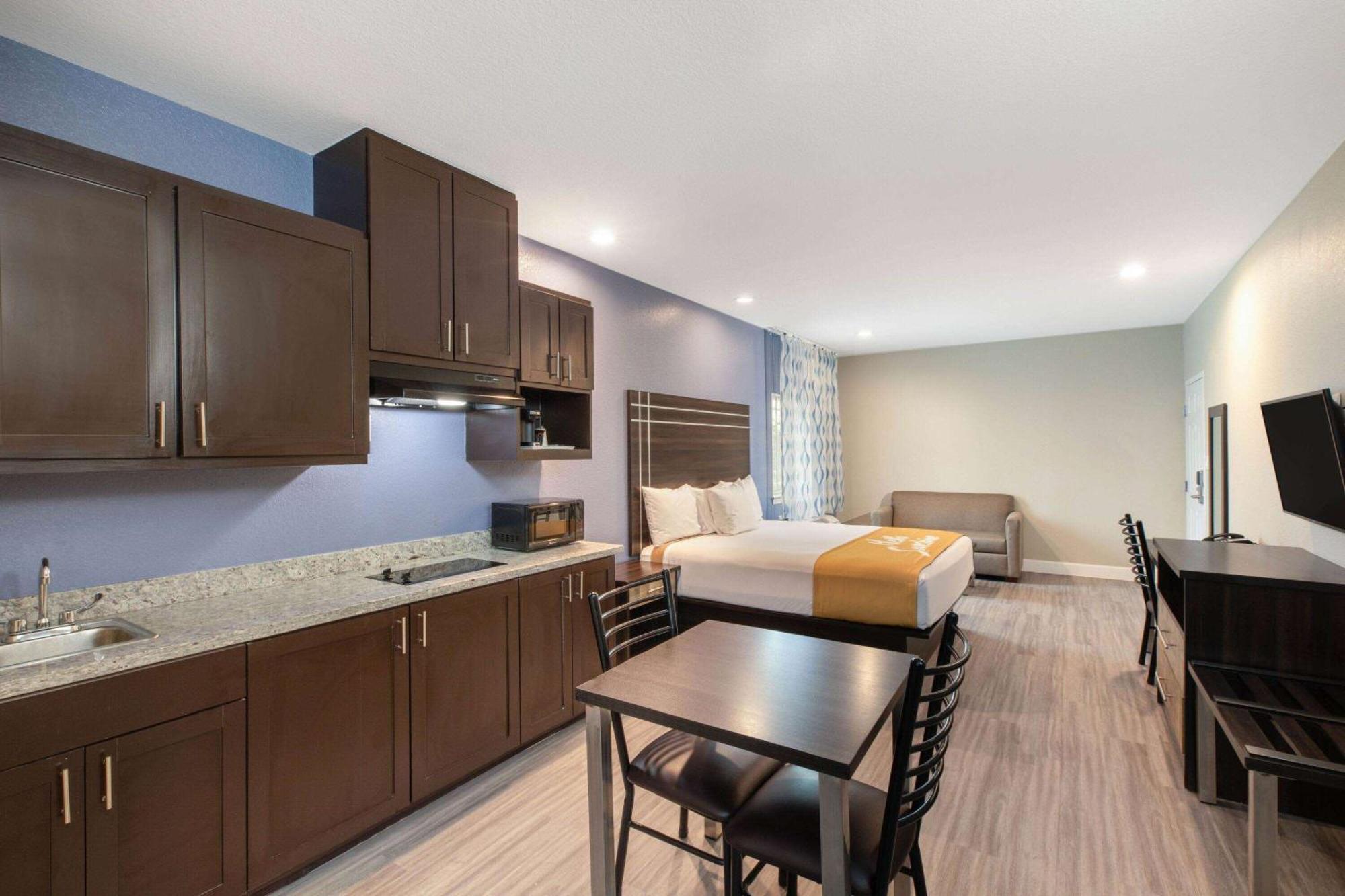Days Inn & Suites By Wyndham La Porte Εξωτερικό φωτογραφία